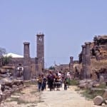 Bosra, Street between Nympheum and Mosque of Omar (c. 195-200). Foto: bhpdia86869
