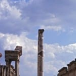 Apamea, Grande colonnato, colonna onoraria e ingresso alle terme. Foto: bhpdia86942