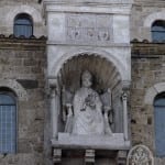 Edicola con statua di Bonifacio VIII in trono, 1300 circa (rielaborata più volte nel tempo), Anagni, Cattedrale, lato sud. Foto: Roberto Sigismondi, bhim00012888