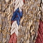 Dettaglio del piviale, ricami in punto steso (fili d’oro fissati a coppia) e punto spaccato (fili di seta) su sciamito rosso. Foto: Alessandro Iazeolla, bhpdia86435