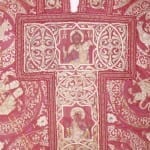 Detail des Besatzes auf der Vorderseite der Kasel, Christus Pantokrator mit Alpha und Omega, darunter Maria in Orantenhaltung. Foto: Alessandro Iazeolla, Bhped 86266