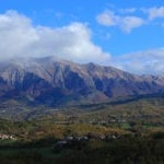 Links Amatrice, am rechten Hang des Monte Gorzano (2.458 m) gelegen. Die Cima Laghetta (2.369 m) in der Mitte. Im Vordergrund das Becken von Amatrice, von Colli und San Benedetto Preta in Cornillo Nuovo aus gesehen, Foto: Giovanni Lattanzi