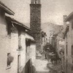 Straßenansicht der Via Cola dell’Amatrice mit dem Glockenturm von Sant’Emidio, Fotografie vom Beginn des 20. Jahrhunderts, Foto: A. Massimi, Amatrice e le sue ville. Notizie storiche, Amatrice 2001, S. 132