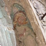 Dettaglio di un angelo dipinto nell’intradosso del portale all’altezza della lunetta. Foto: Francesco Gangemi