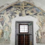 Fresko mit einer Kreuzigungsdarstellung im rechten Bogenfeld der Sakristei, stilistische Ähnlichkeiten mit den Salimbeni Brüdern (ca. 1430), Foto: Giovanni Lattanzi