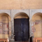 Gli affreschi dell’endonartece, gravemente compromessi dai crolli della facciata. Foto: Giovanni Lattanzi