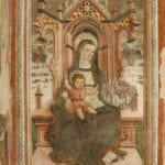 Affresco con la Madonna con Bambino in trono che presenta il modello della città di Amatrice sulla testata sinistra dell’abside, attribuita al Maestro del Vir dolorum (ca. 1490). Foto: Giovanni Lattanzi