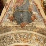 Detail mit einer Vedute von Cornillo Nuovo in der presbyterialen Nische, die die Tonstatue des heiligen Antonius des Großen umrahmt (1511), Foto: Giovanni Lattanzi