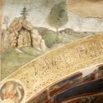 Landschaftsdarstellung über dem Triumphbogen mit der ursprünglichen kleinen Votivkapelle, die der Madonna geweiht ist und vor dem Bau des Sanktuariums errichtet wurde (1490er Jahre). Foto: Giovanni Lattanzi
