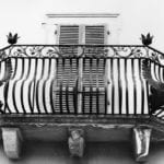 Balkon des Palazzo Corso Umberto 78, Fotografie der Soprintendenza ai Monumenti del Lazio, aufgenommen im Rahmen des Katalogisierungsprojekts im Jahr 1980. Foto: Archivio della Soprintendenza ai Monumenti del Lazio, SBAS RM 87120
