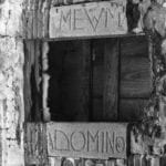 Window frame with an inscription at the Casa de Sanctis, photograph from the Soprintendenza ai Monumenti del Lazio, for the cataloguing project in 1977. Photo: Archivio della Soprintendenza ai Monumenti del Lazio, SBAS RM 55040