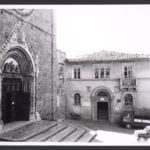 Links der untere Bereich der Fassade von San Francesco in Amatrice, rechts die Fassade der ehemaligen Kirche von Sant’Antonio da Padova von 1934, Foto: Max Hutzel, Foto Arte Minore, 1960. Digital image courtesy of the Getty’s Open Content Program