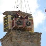 Stützmaßnahmen am Campanile der ehemaligen Kirche von Sant’Emidio durchgeführt von der Feuerwehr im März 2017; im Juni desselben Jahres wird der Turm Stück für Stück abgetragen. Foto: Corpo Nazionale dei Vigili del Fuoco, https://vigilfuoco.tv