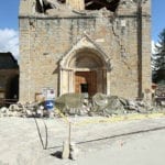 The collapse of the upper part of the façade (Oktober 2016). As in the church of San Francesco, the first part of the building to cede to fall in the earthquake of August 24, 2016, was the upper part that was added in 1933. Photo: Giovanni Lattanzi