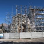 Die Überreste der eingerüsteten Fassade von Sant’Agostino in Amatrice (November 2018). Im Verlauf des Bebens ging die gesamte Nordseite mit Fresken aus dem 16. Jahrhundert verloren. Foto: Enrico Fontolan