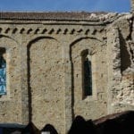 Detail der Südseite von Sant’Agostino (November 2016). Der Einsturz der angrenzenden Porta Carbonara hat die konstruktive Verbindung der unterschiedlichen Gebäude ans Licht gebracht. Foto: Giovanni Lattanzi