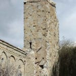 Ansicht des Glockenturms von Sant’Agostino und Teilansicht der Südseite (November 2016). Klar erkennbar ist die Verbindung der Kirche Sant’Agostino zur eingestürzten Porta Carbonara. Foto: Giovanni Lattanzi