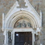 Schäden nach dem ersten Erdbeben am 24. August 2016 am Eingangsportal der Kirche San Francesco (Oktober 2016). Auf dem Boden, zwischen den Trümmern, sind Überreste des Gerüsts für die Renovierung des Portals erkennbar, die kurz vor dem Erdbeben abgeschlossen wurde. Foto: Giovanni Lattanzi
