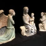 Die Skulpturengruppe Madonna mit Engeln, ausgestellt in Rom im Museo Nazionale Romano, in der Ausstellung „Rinascite. Opere d’arte salvate dal sisma di Amatrice e Accumoli” (17. November 2017 – 11. Februar 2018), Foto: Francesco Gangemi