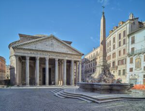 Auf dem verlassenen Platz stehen sich der antike Tempel und der berühmte Brunnen von Leonardo Sormani nach einem Entwurf Giacomo della Portas aus dem Jahr 1575 gegenüber. Foto: Enrico Fontolan