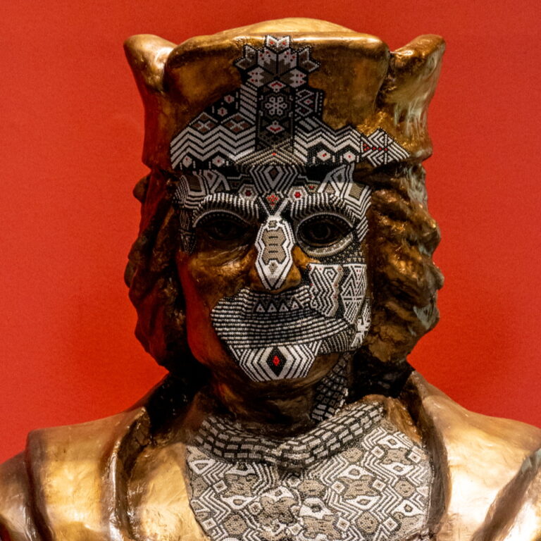 Carlos Castro Arias Padre (2021), bust of Christopher Columbus with Inga ornaments made of glass beads